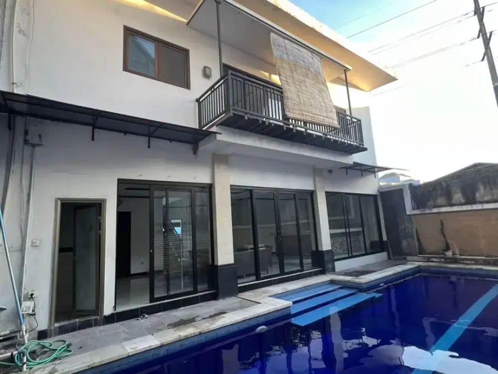 Dijual - Villa Cantik dengan Kolam Renang Pribadi, Semi Furnished, Dikawasan Strategis Kerobokan