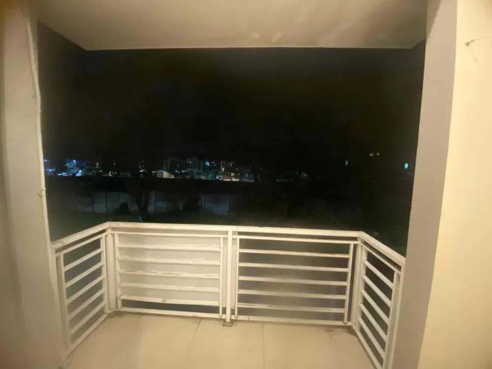 sewa rumah 2 lantai 3 kamar tidur sudah ada ac