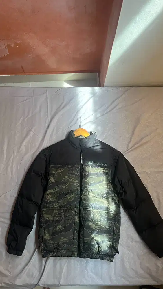 Jaket Dickies Puffer/Down Army Tigerstripe - Japanese Market Edition