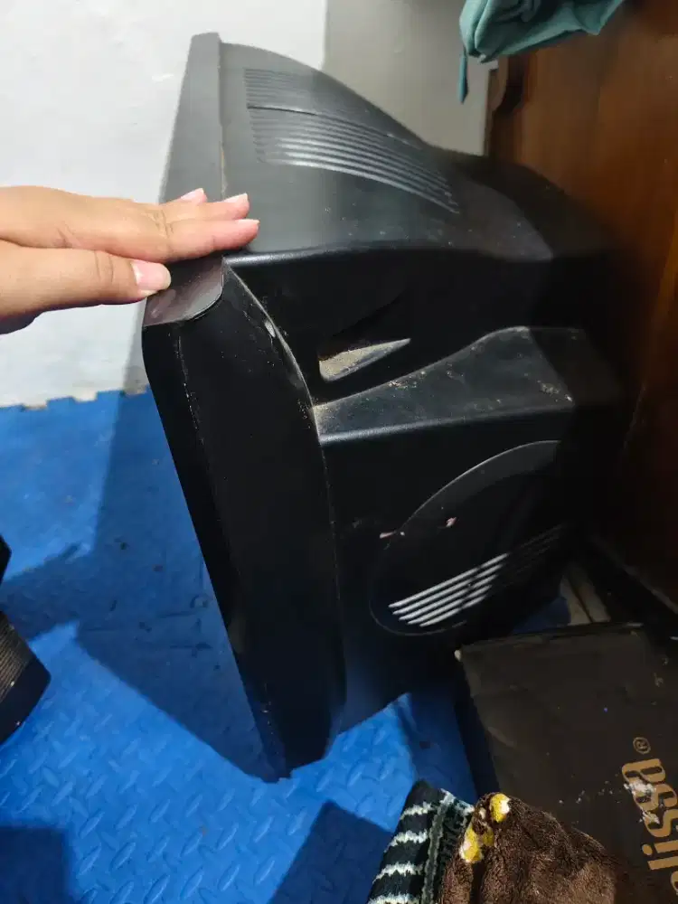 Dijual 2 TV tabung merk Sharp dan polytron nyala