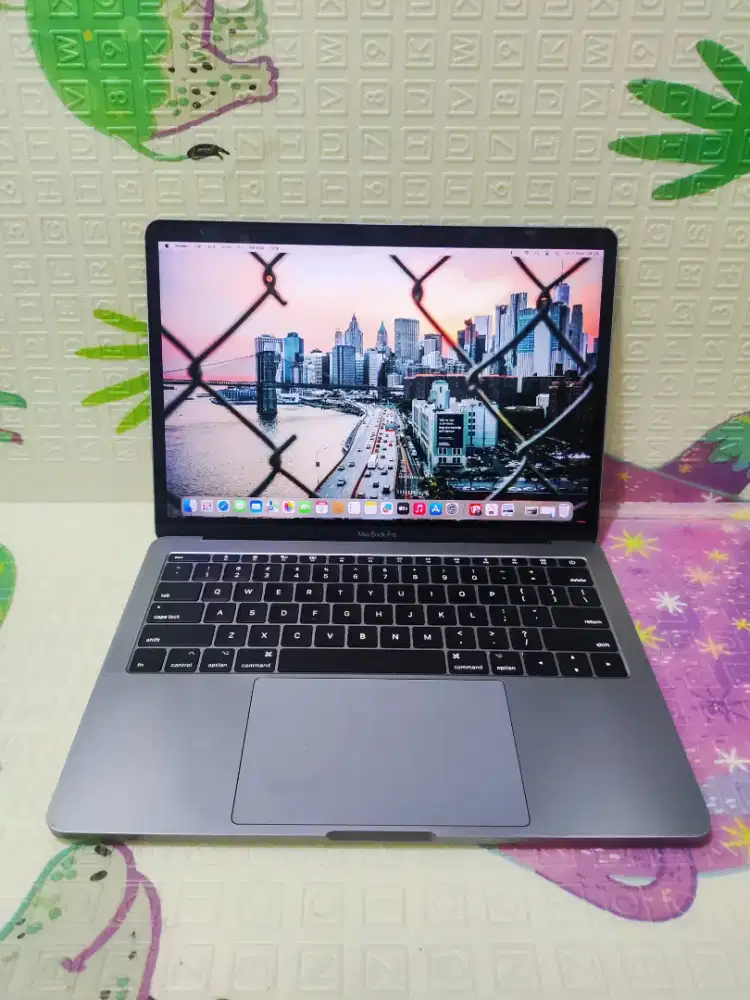 MacBook Pro 13-in, 2017
Keyboard Nyala
Intel Core i5
Ram 8GB/SSD128GB