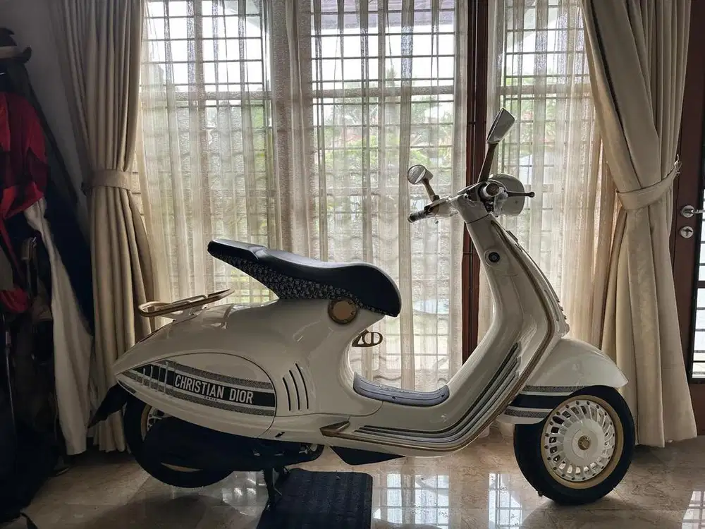 Vespa 946 Christian Dior