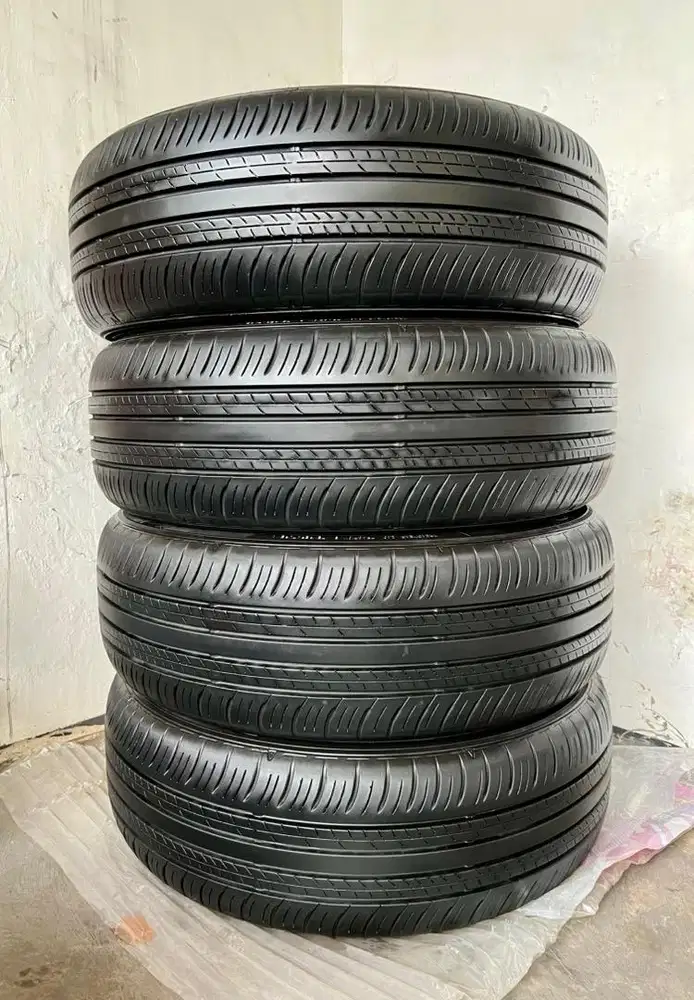 Ban 215/60 R17 nik2025 kondisi 95% seperti baru