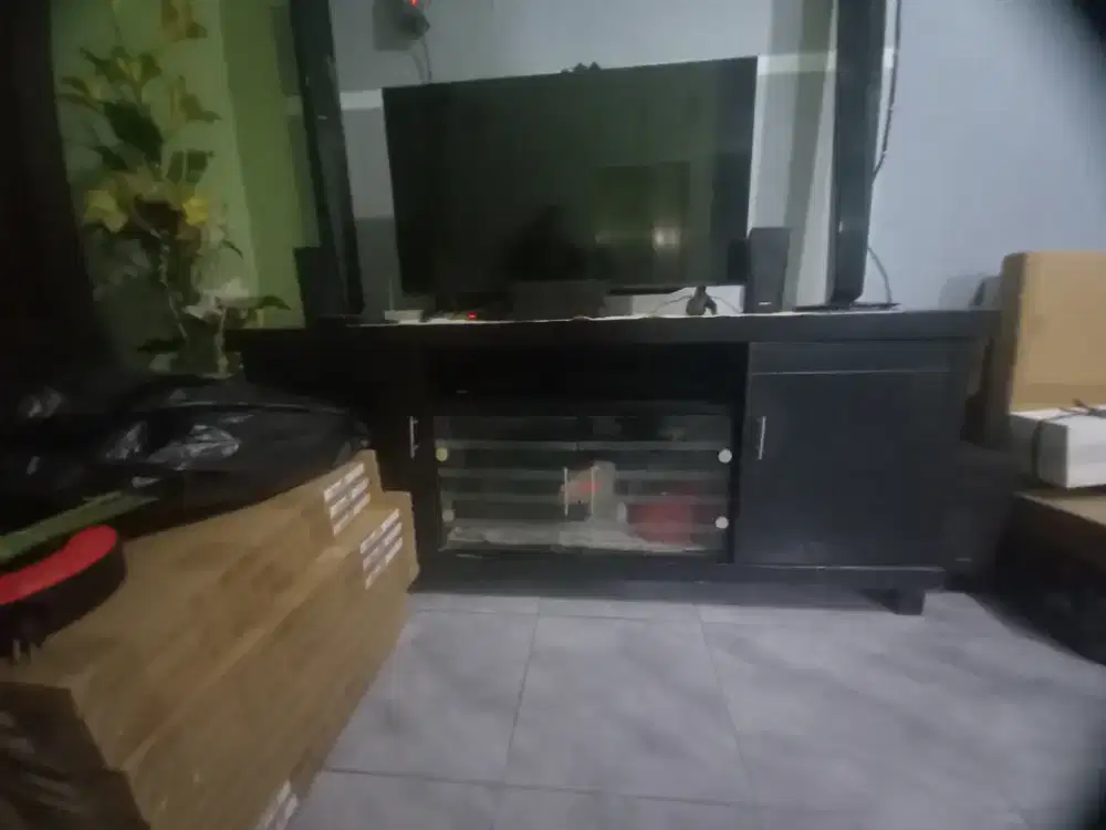 Meja tv minimalis hitam