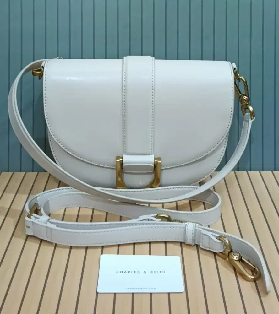Tas wanita merk Charles & Keith ORI model Gabine Saddle preloved