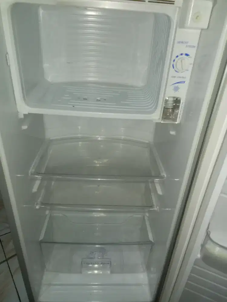 Dijual kulkas 1 Pintu Merk Aqua karena BU