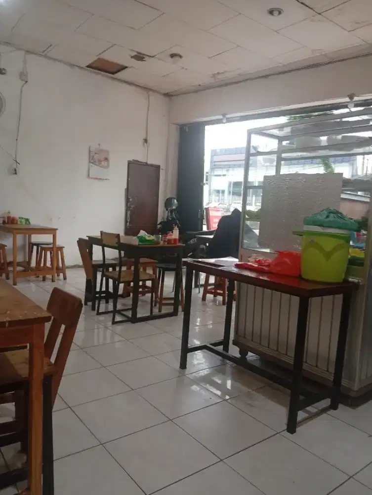 Kerja di kios mie ayam