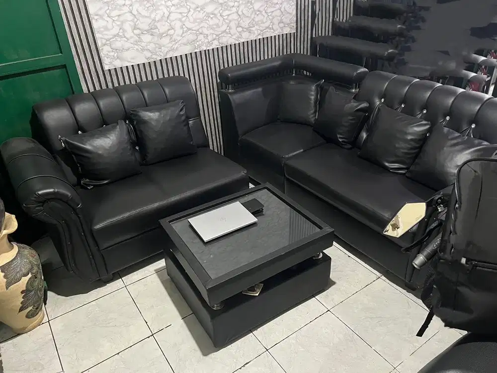 Satu set sofa ruang tamu warna hitam mulus