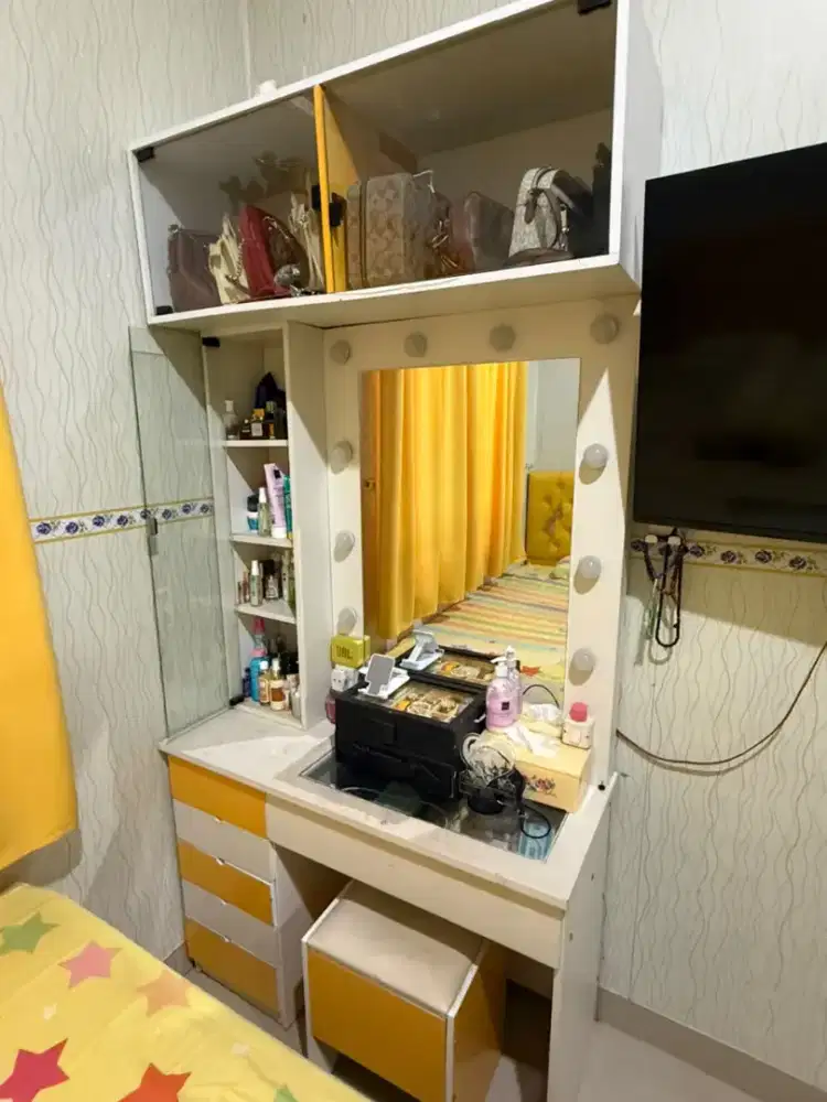 Meja Rias + Lampu Putih rias