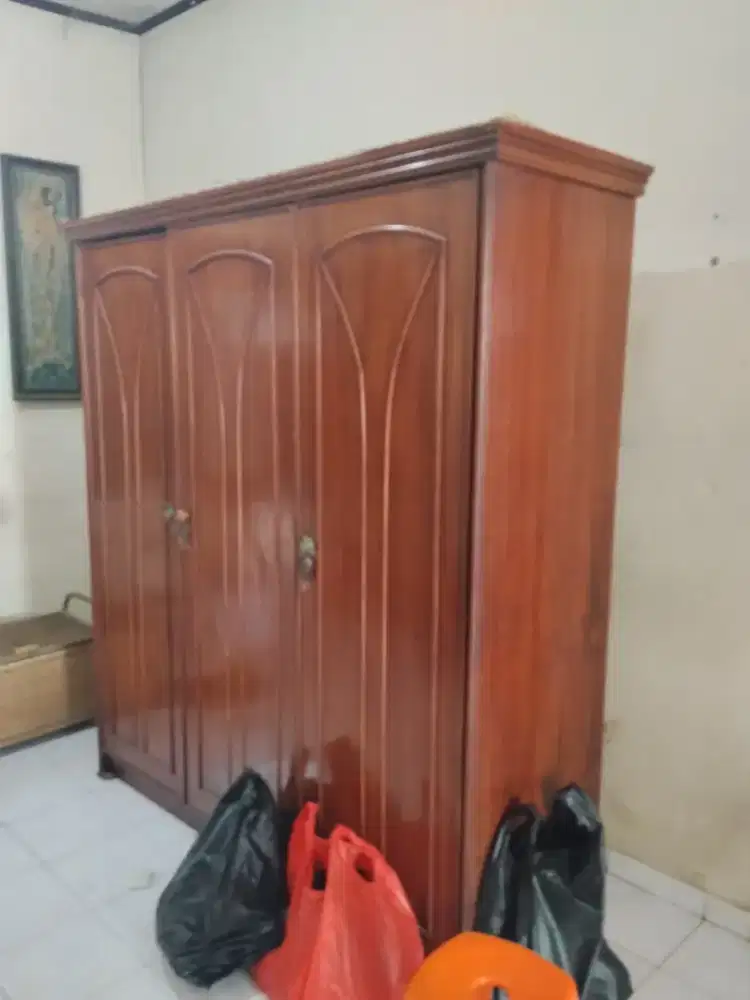 Lemari kayu 3 pintu