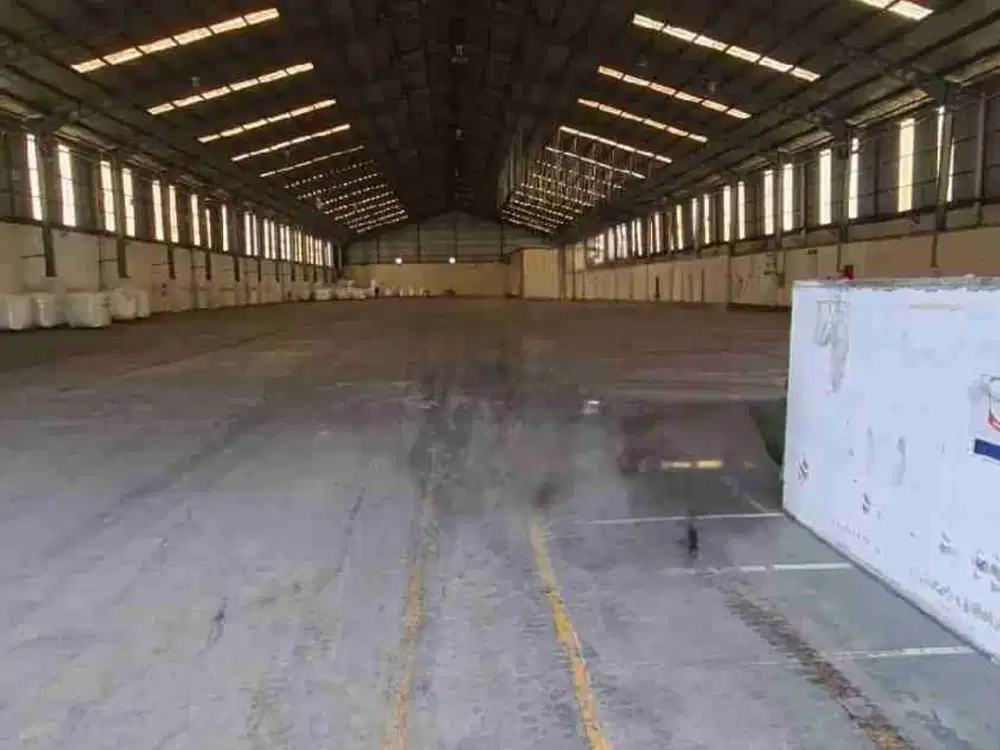 Gudang Premium Greges ,Fondasi K400, Lantai Cor Epoxy. Ada Loading Dock, Coldroom, Kantor 2 lantai. Bagus. Siap Pakai