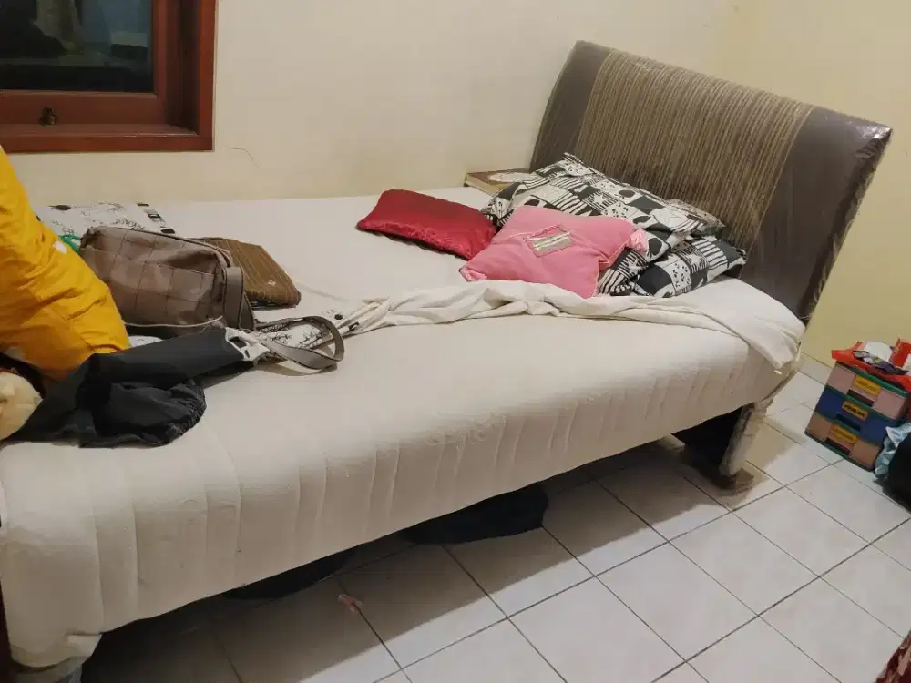 Tempat tidur single bed