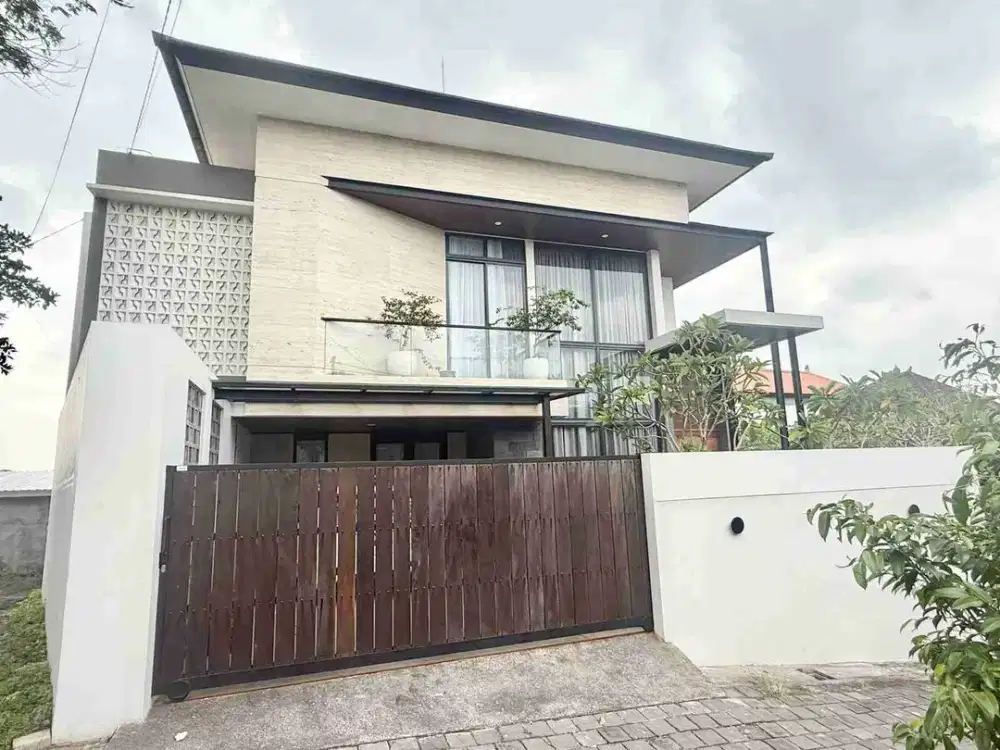 Rumah Mewah Fully Furnished 4 Kamar Tidur di Denpasar Utara