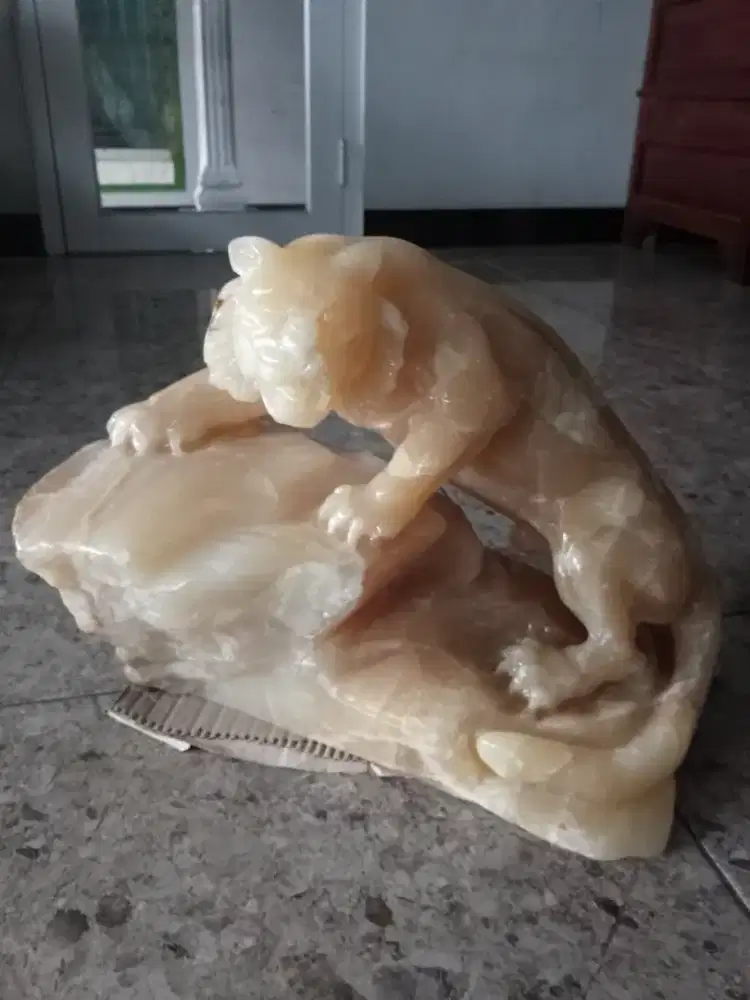 Kerajinan patung harimau batu onik