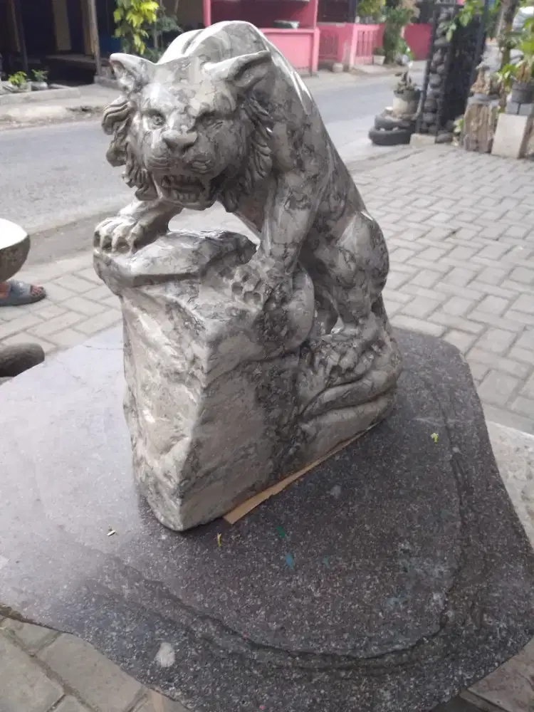 Kerajinan patung harimau batu marmer motif alami