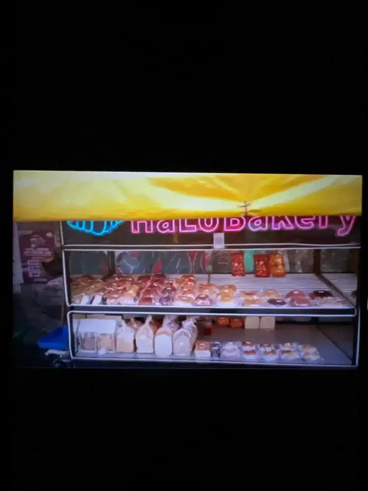 Karyawan jaga booth roti