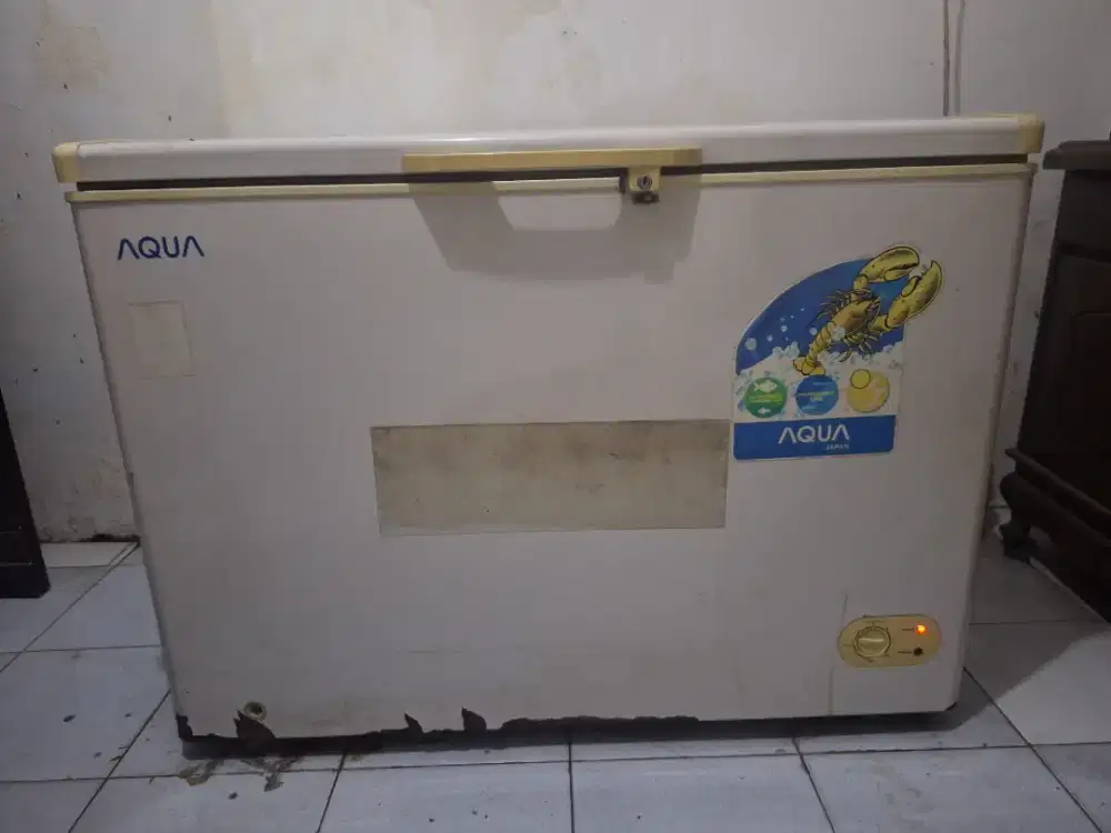 Freezer box besar merk Aqua fungsi dingin