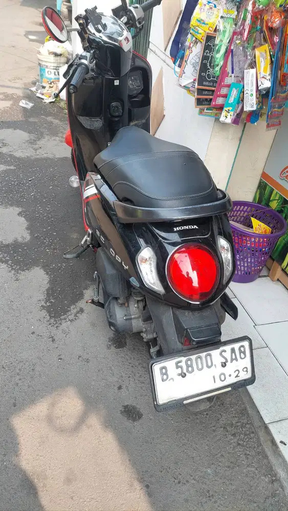 scoopy thn 2024 warna merah hitam.