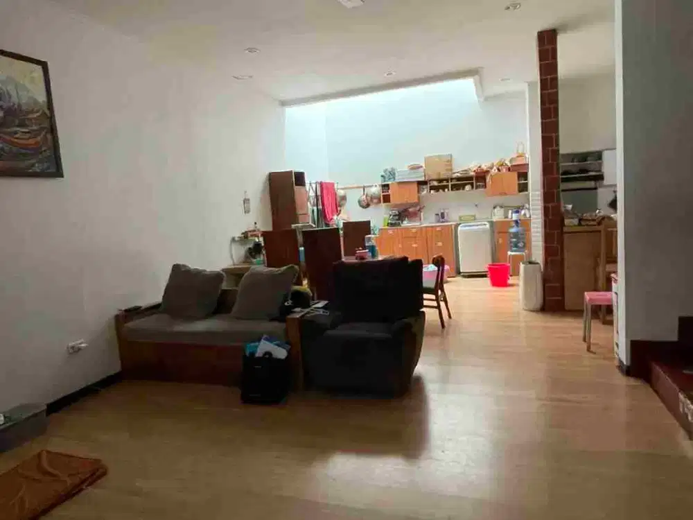 jual cepat nego rumah 2 lantai di taman Kopo indah 5 pinewood