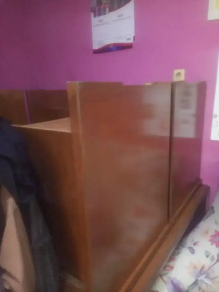 Meja seken alas kaca