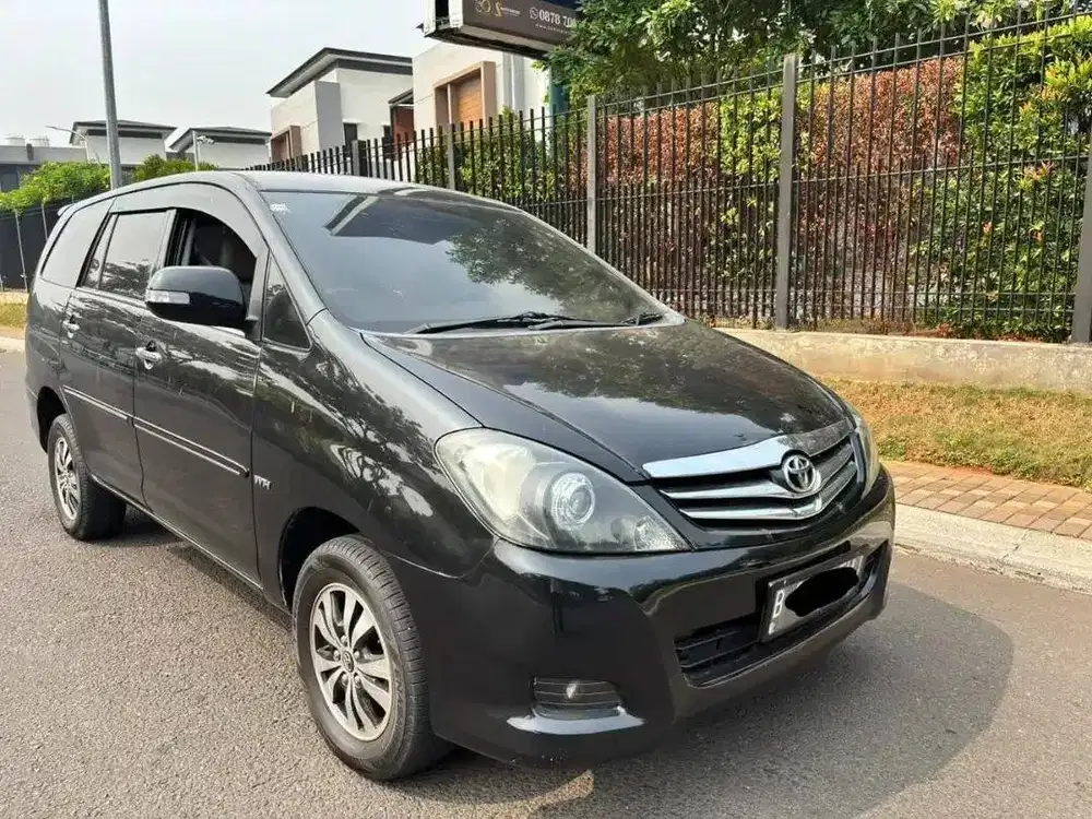 TOYOTA INNOVA V AT  BENSIN 2011