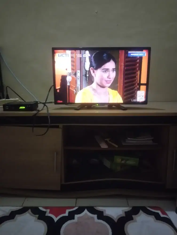 Tv sharp 24 inchi