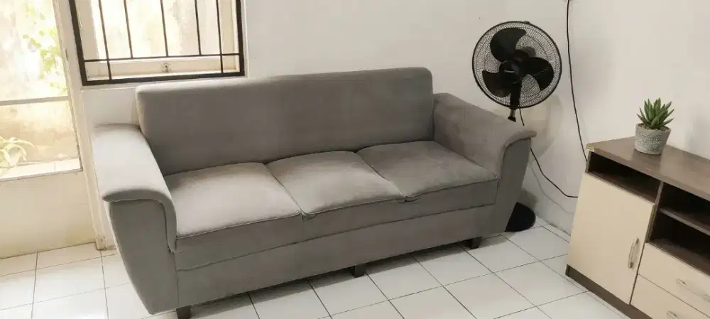 Sofa Minimalis 3 Seater Abu-Abu Preloved (Kondisi Sangat Kokoh)