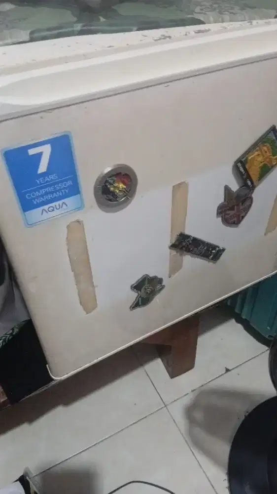 Dijual kulkas mini merk Aqua