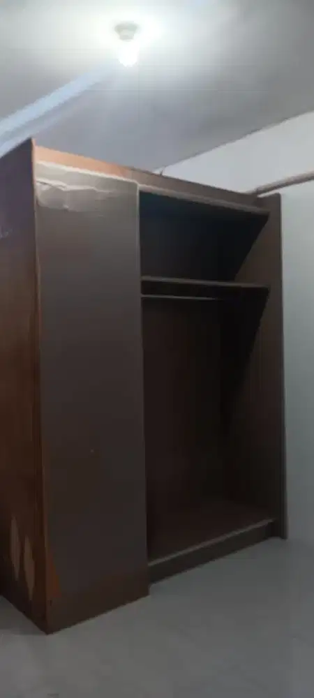 Lemari tiga pintu