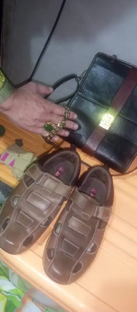 Tas Selempang, Sepatu size 43 dan Cincin + Gelang Aksesoris