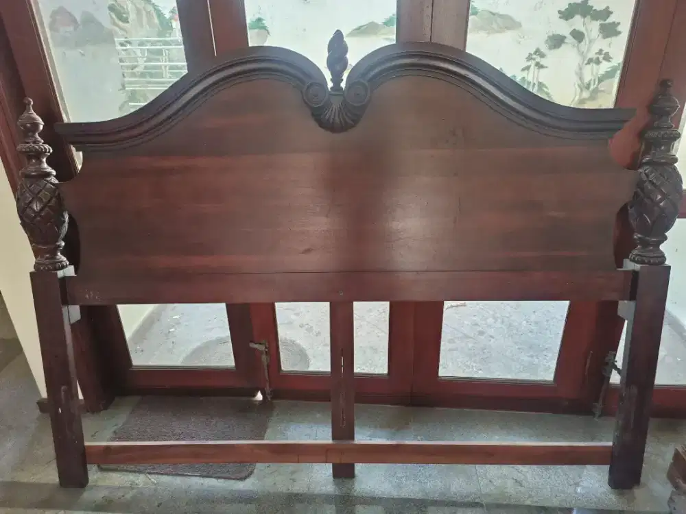 Ranjang kayu jati kuno