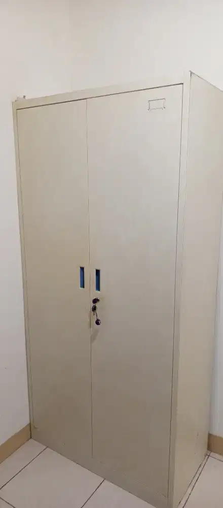 Lemari Metal 2 Pintu Merk Informa