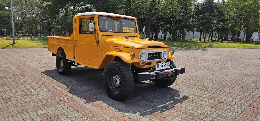 Hartop Pickup FJ45 asli 4x4 th 1972 Mesin Diesel 4 speed Kondisi Antik