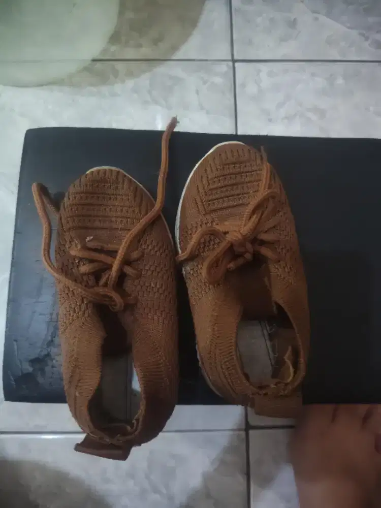 Sepatu bekas tanpa alas dalam