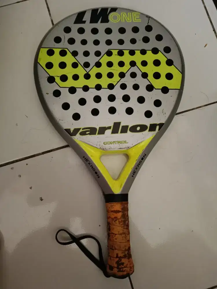 Dijual Raket Padel Varlion LW One masih enak dipakai