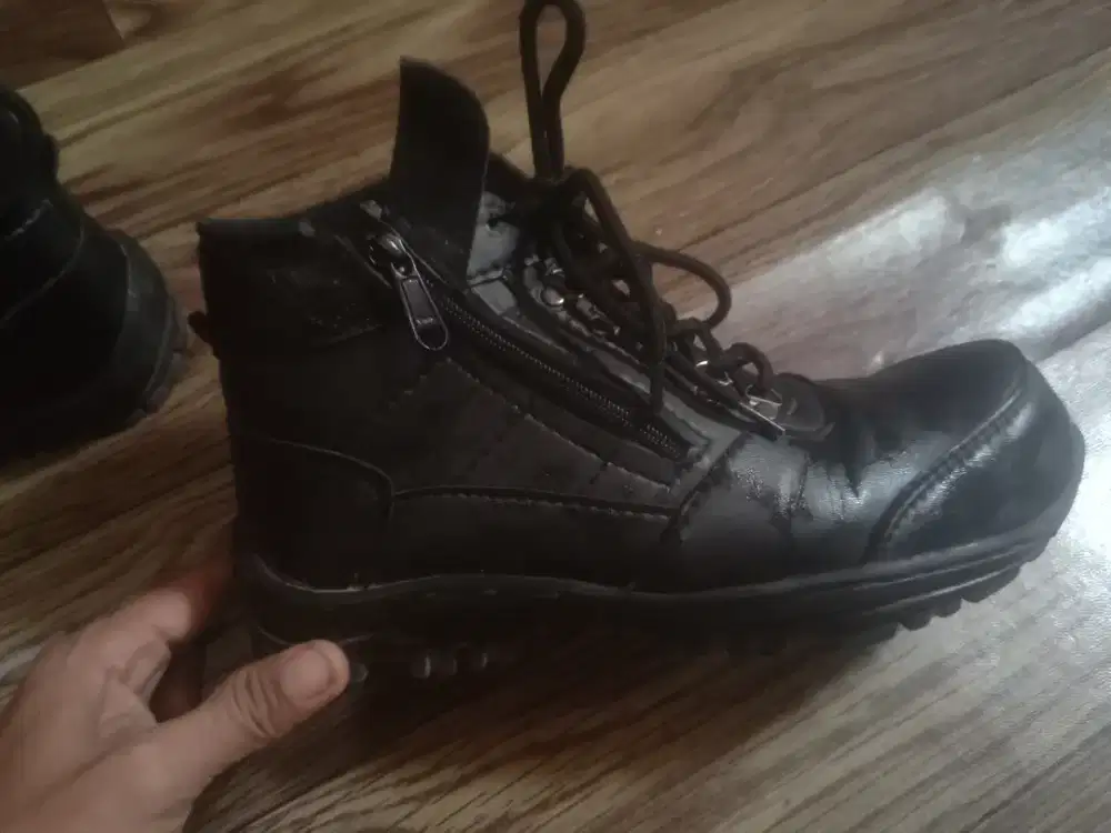 Sepatu safety boots pria nom 42