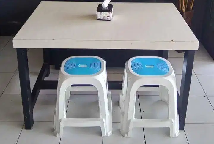 Meja kayu asli plus kursi plastik rumah makan kafe
