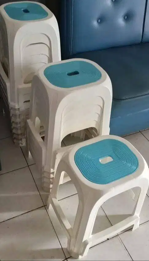 Kursi plastik kondisi bagus untuk rumah makan kafe