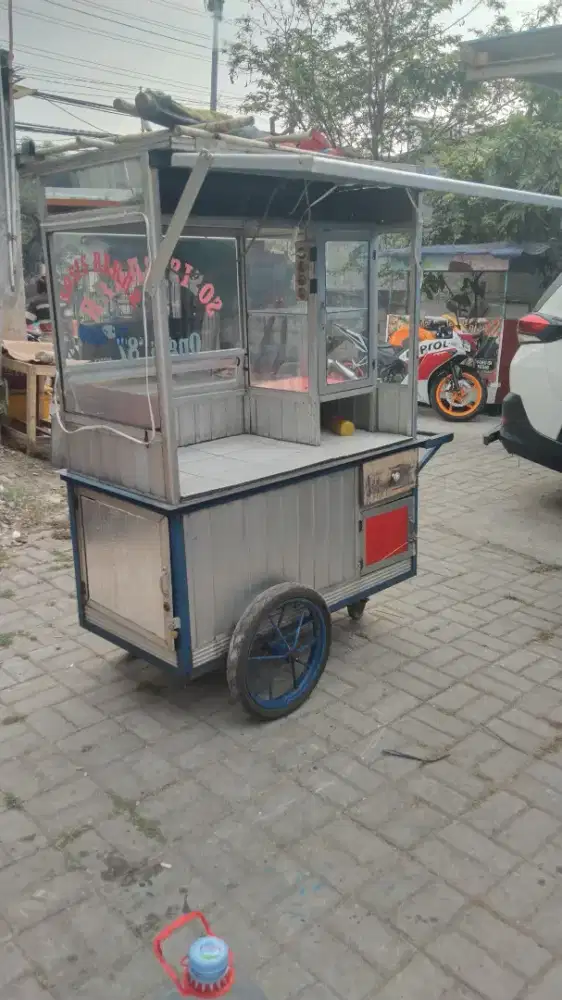 Gerobak bekas sosis bakar