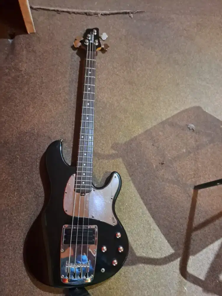 JUAL BUTUH  gitar bass IBANEZ