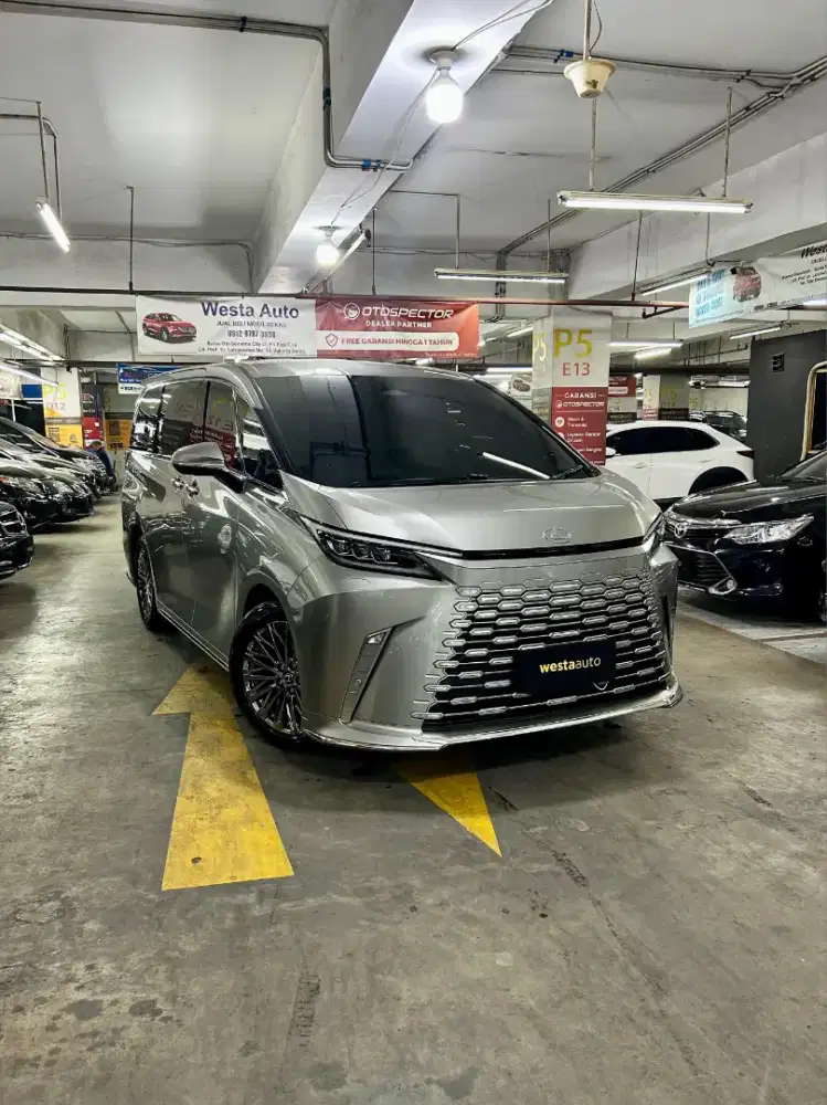 KM 11rb Lexus LM350h 7seat 2025 Like New 2026