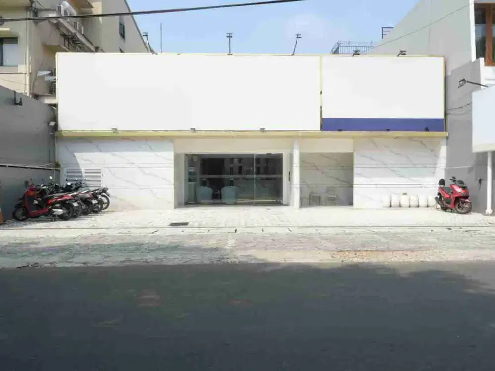 DIJUAL RUMAH MEWAH JALAN CIKATOMAS, DEKAT SENOPATI DENGAN VIEW SCBD

 Lokasi Jalan Cikatomas, Kebayoran Baru, Jakarta Selatan

 SPESIFIKASI
• Luas Tanah 380 m²
• Luas Bangunan 200 m²
• 4 Kamar Tidur
• 3 Kamar Mandi
• Listrik 21.000 Watt
• Air PAM dan sumu