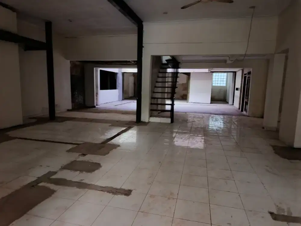 Disewakan Rumah 2 Lantai Siap Pakai Cocok untuk Kantor, Resto, Cafe Lokasi di Sayap Riau Supratman Bandung