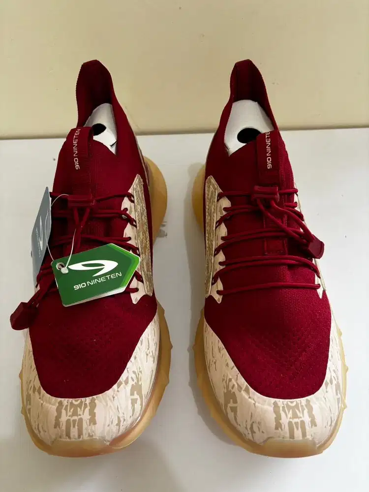 Sepatu nineteen baru