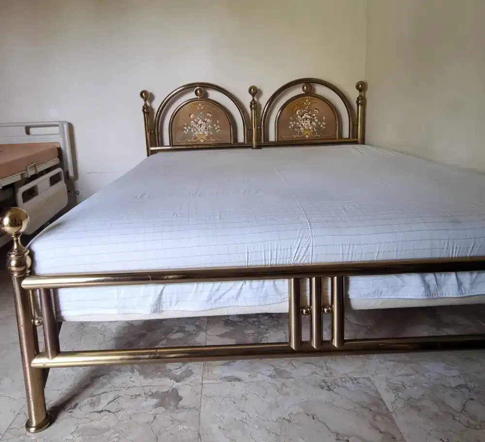 TEMPAT TIDUR KLASIK WARNA EMAS & KASUR