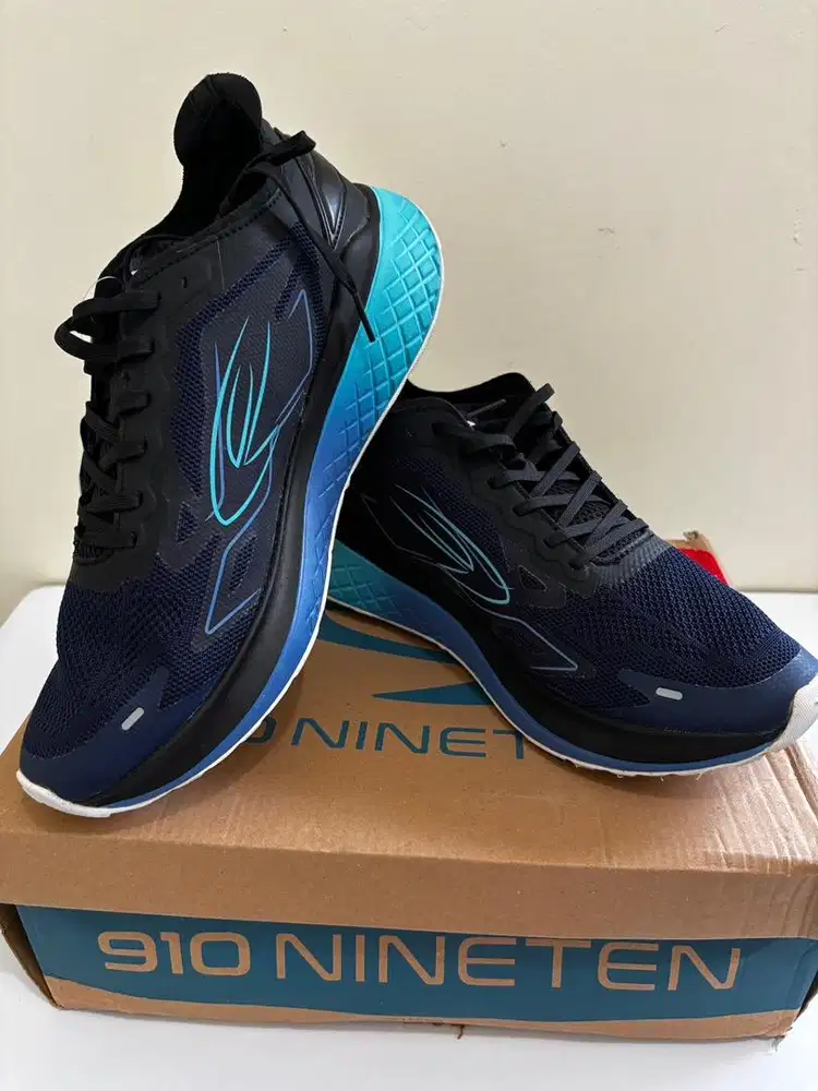 Sepatu running nineteen