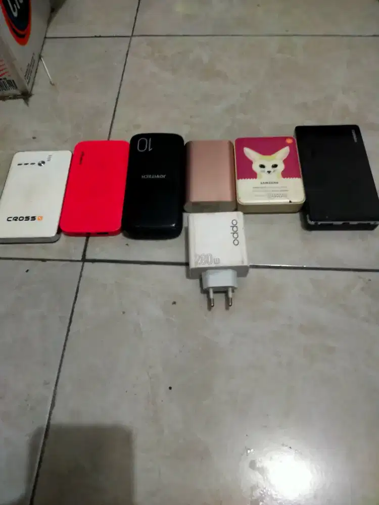 ENAM  POWERBANK DAN SATU CHARGER