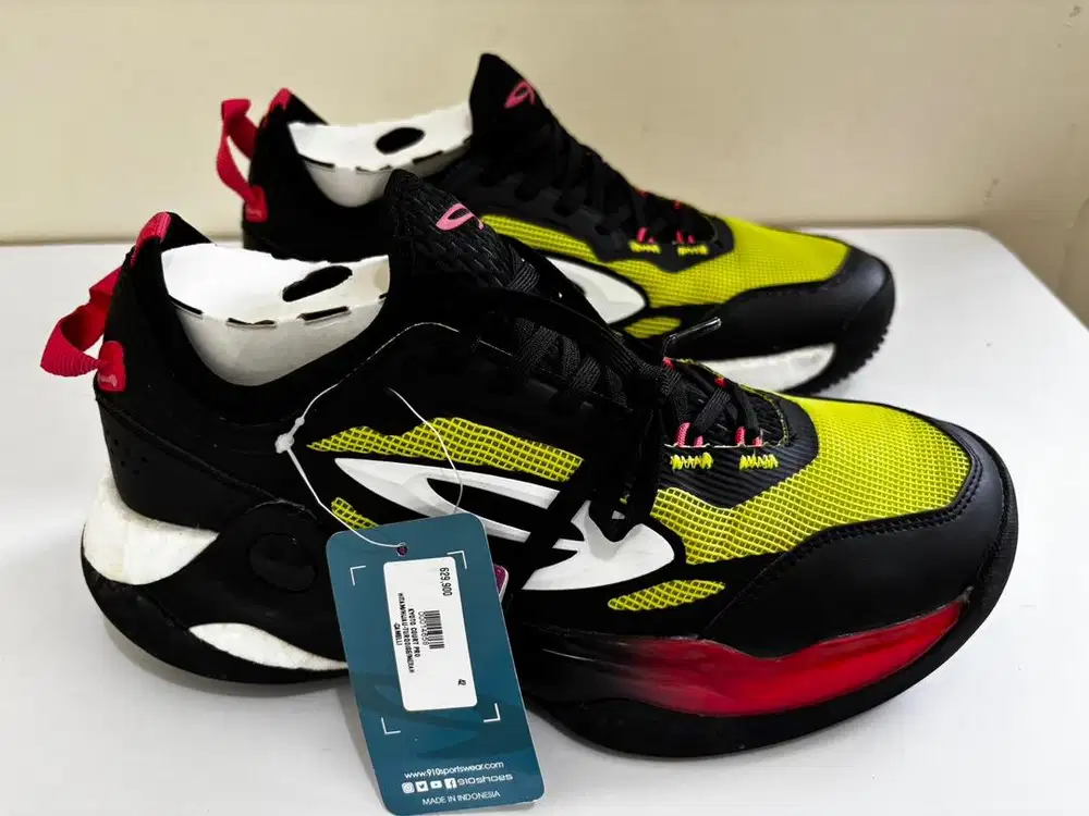 Sepatu nineteen Ori