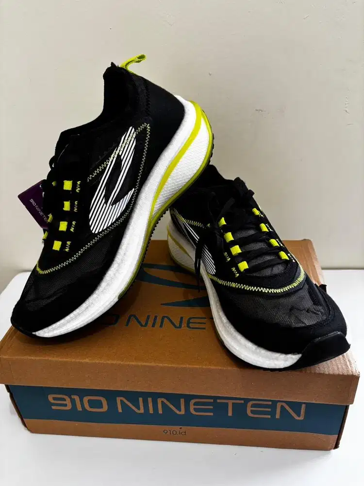 Sepatu nineteen running