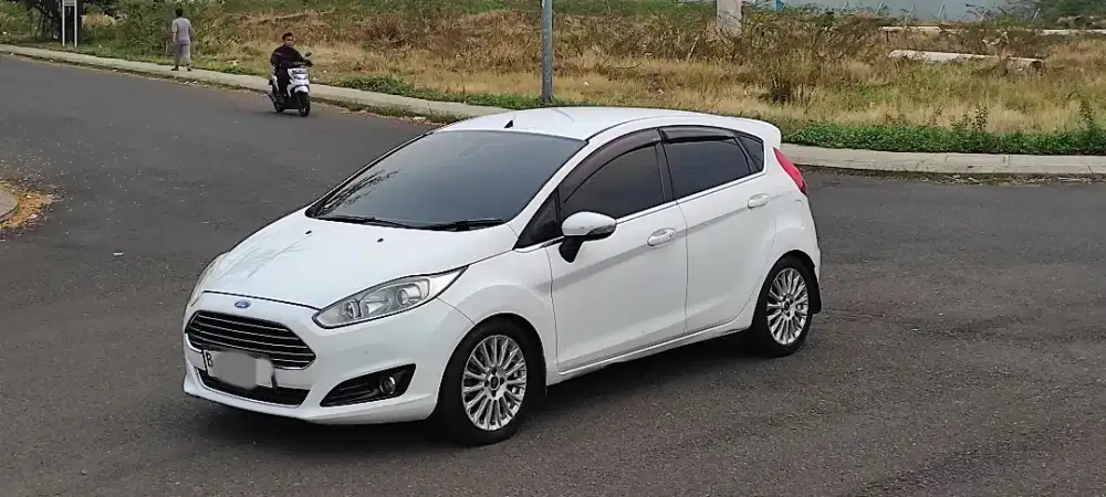 Ford fiesta 1.5 sport 2013 Facelift keyless putih surat lengkap Murah